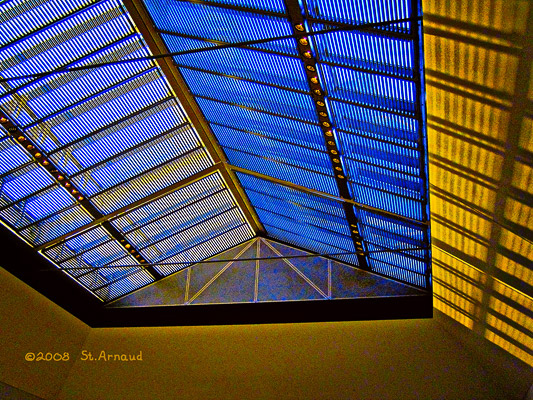 Louvre Blue Filter Gold Light 
